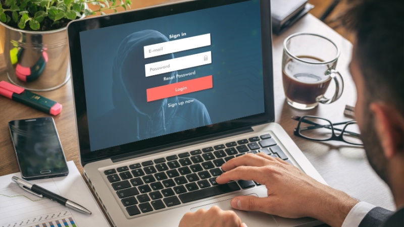 Computer con email e password e uomo che scrive